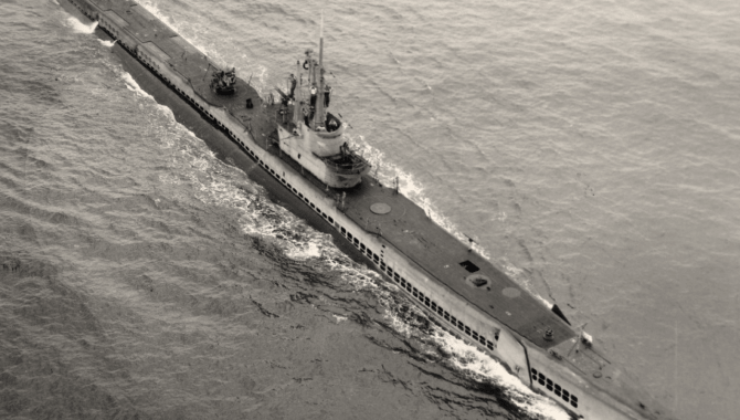 Black and white photo of the USS Argonaut (SS-475)